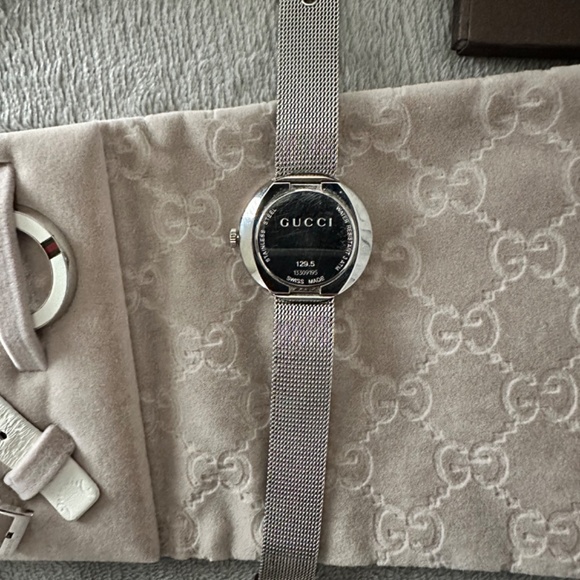 Gucci Women\'s U-Play Stainless Steel Mother Of Pearl and Brilliant Diamond Face